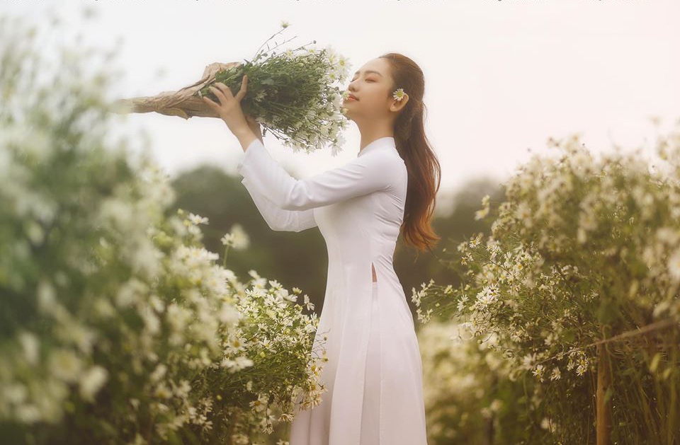 Hà Nội đang vào mùa cúc họa mi, Thúy Vi cũng phải lặn lội 'Bắc tiến' để có được một bộ ảnh cho bằng bạn bằng bè - 3 Hà Nội đang vào mùa cúc họa mi, Thúy Vi cũng phải lặn lội 'Bắc tiến' để có được một bộ ảnh cho bằng bạn bằng bè - 3