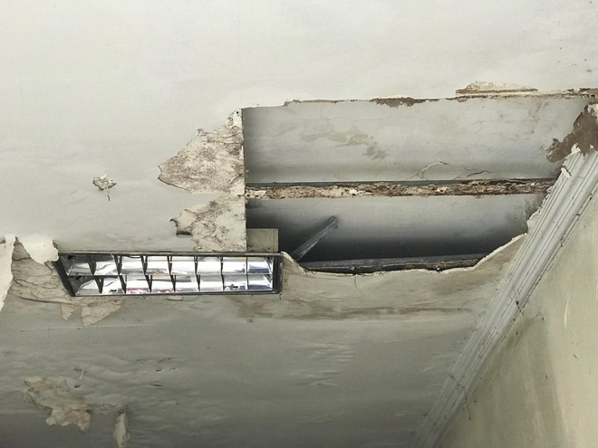 Bên trong căn biệt thự kiểu Pháp hoang tàn trên 'đất vàng' Hà Nội trở thành nơi gửi xe - 10 Bên trong căn biệt thự kiểu Pháp hoang tàn trên 'đất vàng' Hà Nội trở thành nơi gửi xe - 10