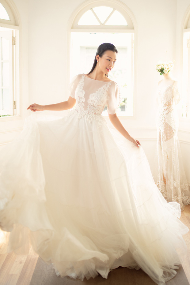 Vài ngày trước đám cưới, Hoàng Oanh một mình đi thử váy cưới nhưng vẫn khiến người hâm mộ xao xuyến vì quá đẹp - 1 Vài ngày trước đám cưới, Hoàng Oanh một mình đi thử váy cưới nhưng vẫn khiến người hâm mộ xao xuyến vì quá đẹp - 1