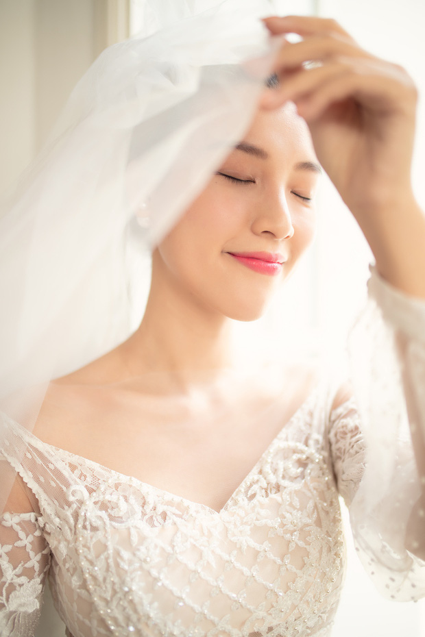 Vài ngày trước đám cưới, Hoàng Oanh một mình đi thử váy cưới nhưng vẫn khiến người hâm mộ xao xuyến vì quá đẹp - 2 Vài ngày trước đám cưới, Hoàng Oanh một mình đi thử váy cưới nhưng vẫn khiến người hâm mộ xao xuyến vì quá đẹp - 2