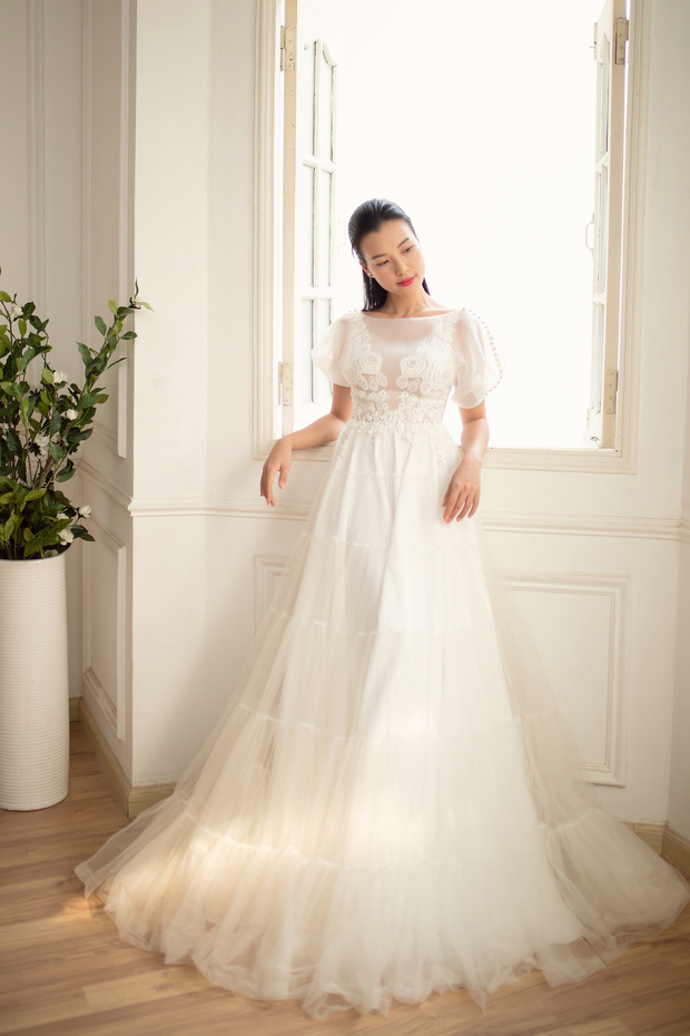Vài ngày trước đám cưới, Hoàng Oanh một mình đi thử váy cưới nhưng vẫn khiến người hâm mộ xao xuyến vì quá đẹp - 7 Vài ngày trước đám cưới, Hoàng Oanh một mình đi thử váy cưới nhưng vẫn khiến người hâm mộ xao xuyến vì quá đẹp - 7