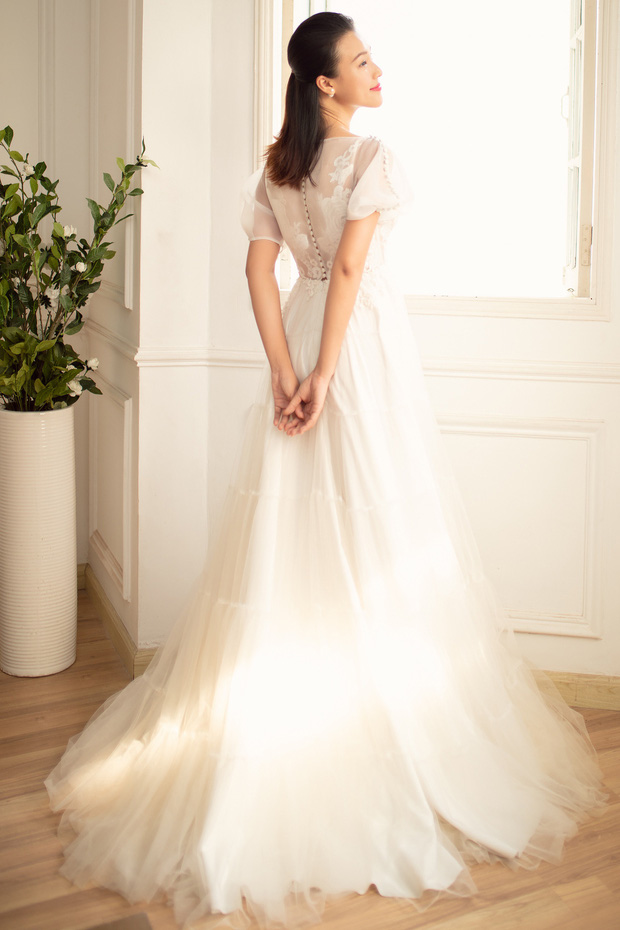 Vài ngày trước đám cưới, Hoàng Oanh một mình đi thử váy cưới nhưng vẫn khiến người hâm mộ xao xuyến vì quá đẹp - 8 Vài ngày trước đám cưới, Hoàng Oanh một mình đi thử váy cưới nhưng vẫn khiến người hâm mộ xao xuyến vì quá đẹp - 8