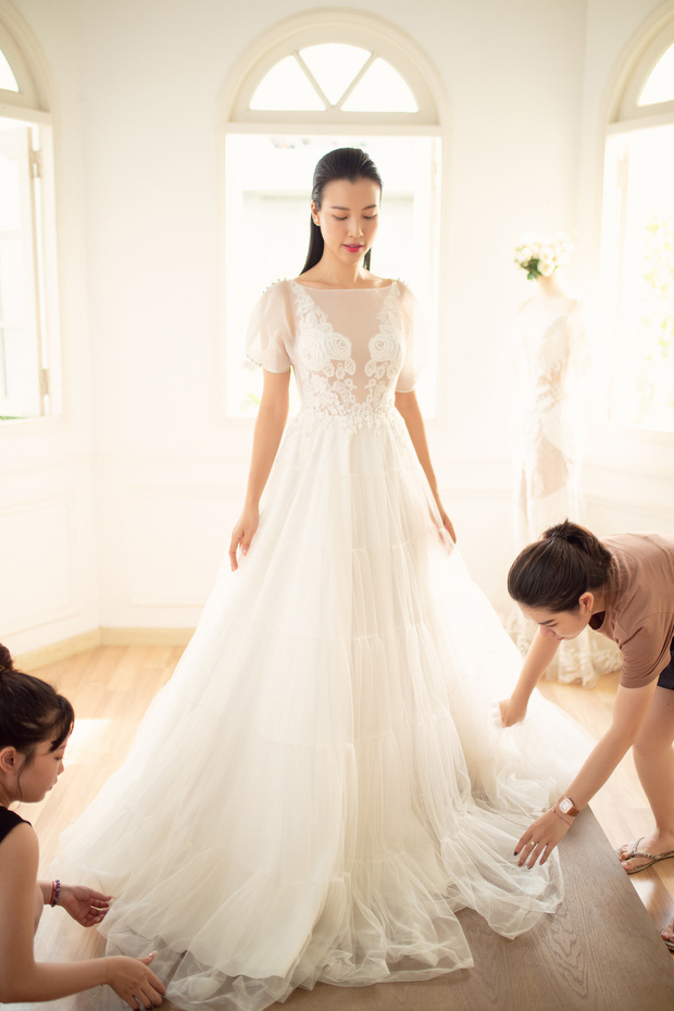 Vài ngày trước đám cưới, Hoàng Oanh một mình đi thử váy cưới nhưng vẫn khiến người hâm mộ xao xuyến vì quá đẹp Vài ngày trước đám cưới, Hoàng Oanh một mình đi thử váy cưới nhưng vẫn khiến người hâm mộ xao xuyến vì quá đẹp
