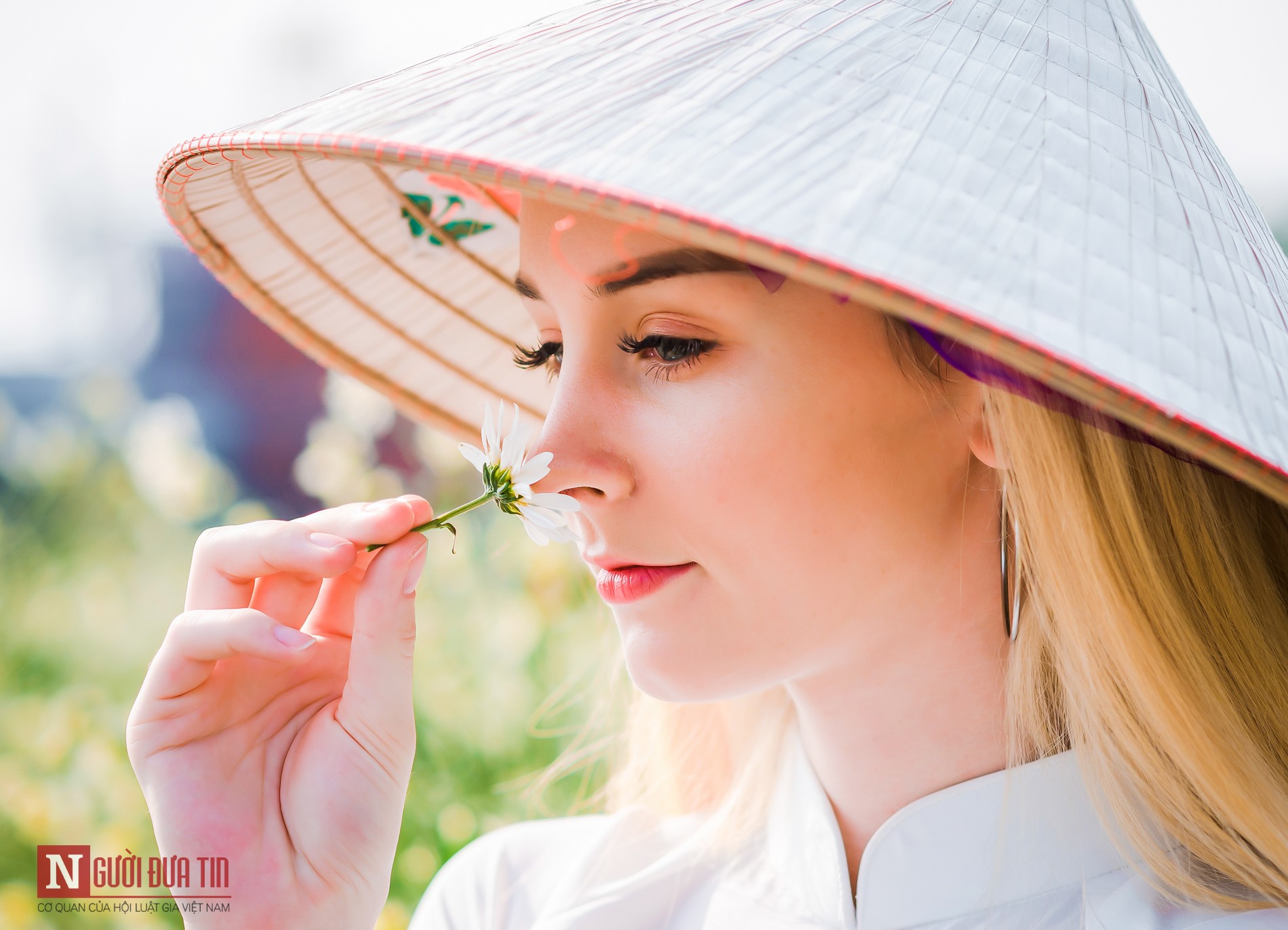 Du khách nước ngoài bắt trend đổ xô chụp ảnh cùng những sắc hoa Hà Nội - 5 Du khách nước ngoài bắt trend đổ xô chụp ảnh cùng những sắc hoa Hà Nội - 5