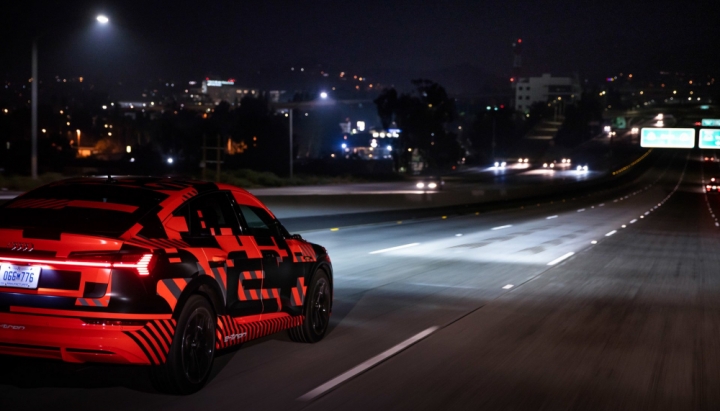 Audi gây ấn tượng tại triển lãm xe hơi Los Angeles với công nghệ đèn pha LED ma trận Audi gây ấn tượng tại triển lãm xe hơi Los Angeles với công nghệ đèn pha LED ma trận