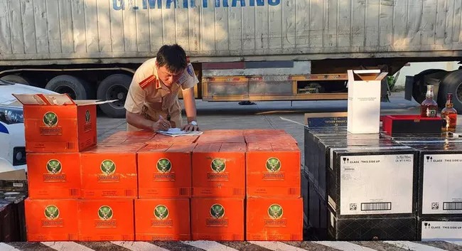 Bắt giữ hàng trăm chai rượu ngoại không rõ nguồn gốc Bắt giữ hàng trăm chai rượu ngoại không rõ nguồn gốc