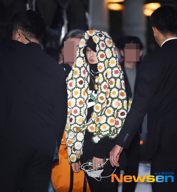 Lần đầu dự sự kiện sau 1 tháng xuất ngũ, G-Dragon gây ấn tượng cực mạnh với phong cách thời trang không ai hiểu nổi - 2 Lần đầu dự sự kiện sau 1 tháng xuất ngũ, G-Dragon gây ấn tượng cực mạnh với phong cách thời trang không ai hiểu nổi - 2