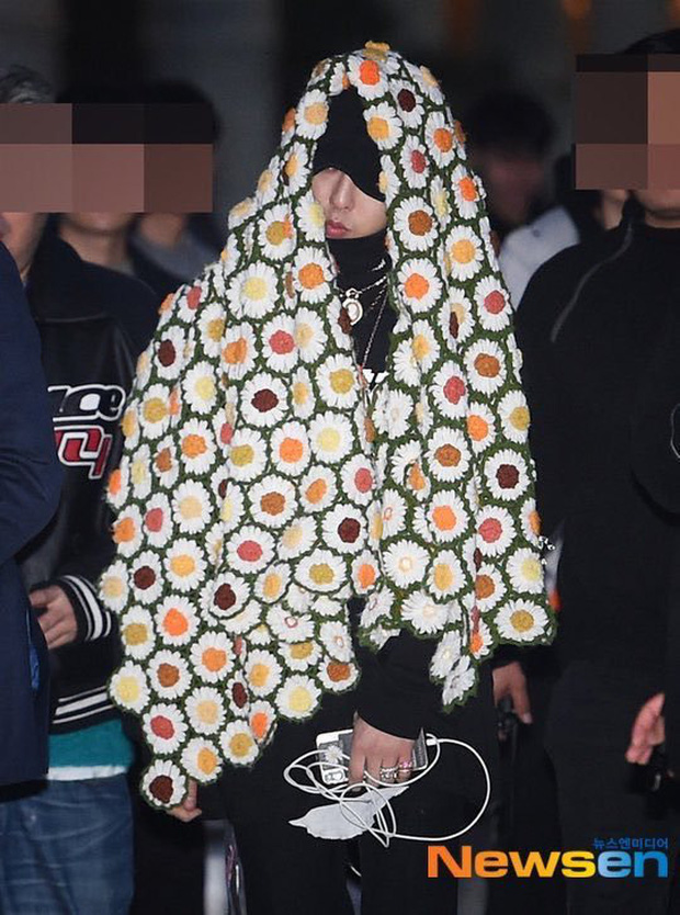 Lần đầu dự sự kiện sau 1 tháng xuất ngũ, G-Dragon gây ấn tượng cực mạnh với phong cách thời trang không ai hiểu nổi Lần đầu dự sự kiện sau 1 tháng xuất ngũ, G-Dragon gây ấn tượng cực mạnh với phong cách thời trang không ai hiểu nổi