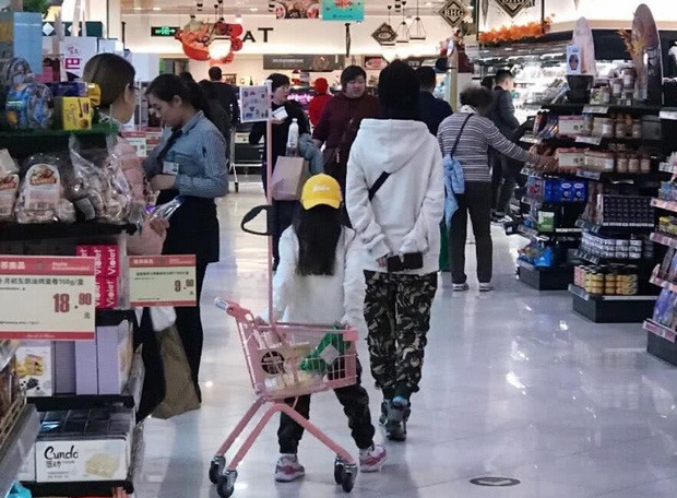 Ngang nhiên diện giày đôi với nhân tình đưa Điềm Hinh đi siêu thị, Lý Tiểu Lộ khiến dân tình 'nóng mắt' Ngang nhiên diện giày đôi với nhân tình đưa Điềm Hinh đi siêu thị, Lý Tiểu Lộ khiến dân tình 'nóng mắt'