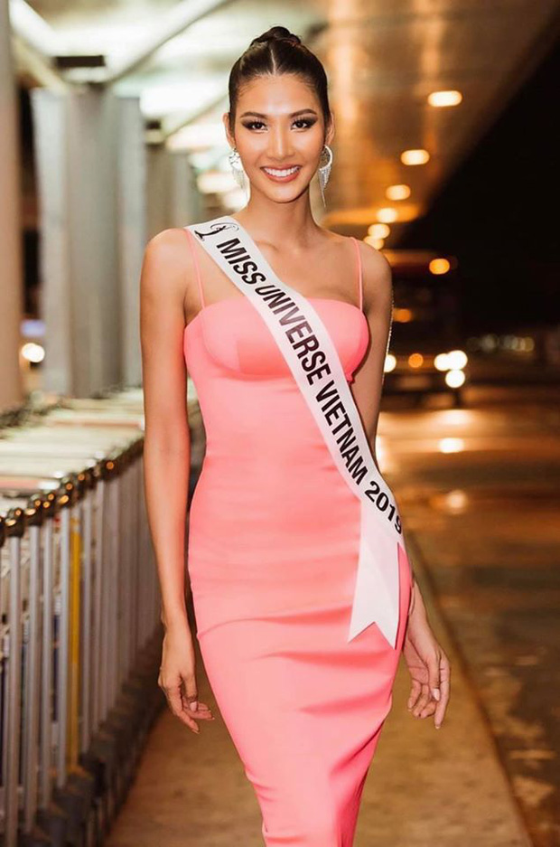 Hoàng Thùy trổ tài catwalk 'thần sầu' ở sân bay trước khi tham dự Miss Universe 2019 - 1 Hoàng Thùy trổ tài catwalk 'thần sầu' ở sân bay trước khi tham dự Miss Universe 2019 - 1