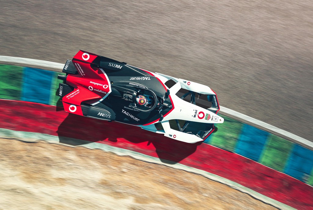 Porsche ra mắt xe đua chạy điện cho giải đua Formula E - 5 Porsche ra mắt xe đua chạy điện cho giải đua Formula E - 5