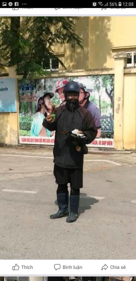Hà Nội: Xuất hiện đối tượng đáng nghi mặc đồ đen, cầm tiền lẻ và đồ ăn đứng trước cổng trường học Hà Nội: Xuất hiện đối tượng đáng nghi mặc đồ đen, cầm tiền lẻ và đồ ăn đứng trước cổng trường học