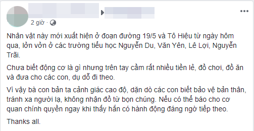 Hà Nội: Xuất hiện đối tượng đáng nghi mặc đồ đen, cầm tiền lẻ và đồ ăn đứng trước cổng trường học - 1 Hà Nội: Xuất hiện đối tượng đáng nghi mặc đồ đen, cầm tiền lẻ và đồ ăn đứng trước cổng trường học - 1