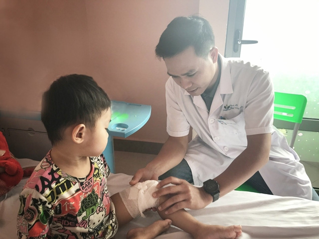 6 giờ đồng hồ căng thẳng, bằng phẫu thuật vi phẫu bác sĩ nối bàn tay phải đứt gần rời cho bé gái 3 tuổi - 1 6 giờ đồng hồ căng thẳng, bằng phẫu thuật vi phẫu bác sĩ nối bàn tay phải đứt gần rời cho bé gái 3 tuổi - 1