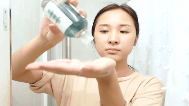 Cách dùng kem dưỡng ẩm giúp da căng láng mịn như mật ong Cách dùng kem dưỡng ẩm giúp da căng láng mịn như mật ong