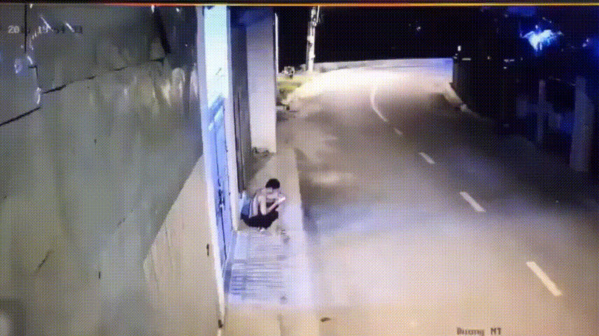 Clip: Màn cướp điện thoại nhanh như chớp khiến nạn nhân đứng hình Clip: Màn cướp điện thoại nhanh như chớp khiến nạn nhân đứng hình