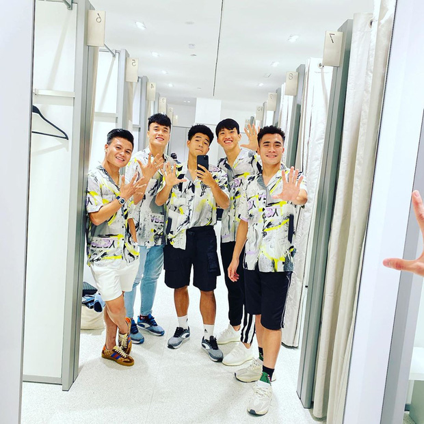Fan trông ngóng nhóm hài '5 ngón tay' do Bùi Tiến Dũng tiết lộ, chưa có thông báo chính thức Hà Đức Chinh đã chiếm ngay vị trí visual Fan trông ngóng nhóm hài '5 ngón tay' do Bùi Tiến Dũng tiết lộ, chưa có thông báo chính thức Hà Đức Chinh đã chiếm ngay vị trí visual
