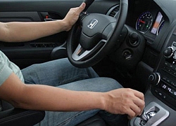 Cách xử lý nhanh khi ô tô bất ngờ kẹt chân ga, tránh tai nạn nguy hiểm - 2 Cách xử lý nhanh khi ô tô bất ngờ kẹt chân ga, tránh tai nạn nguy hiểm - 2