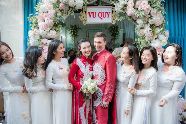 Sự cố hi hữu trước đám cưới của Á hậu Hoàng Oanh và chồng Tây - 8 Sự cố hi hữu trước đám cưới của Á hậu Hoàng Oanh và chồng Tây - 8