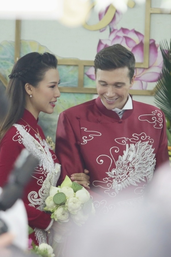 Lễ rước dâu của Hoàng Oanh và chồng Tây: Chú rể mặc áo dài đón dâu, cô dâu cực rạng rỡ dù trước đó 1 ngày vẫn nhập viện vì sốt li bì - 3 Lễ rước dâu của Hoàng Oanh và chồng Tây: Chú rể mặc áo dài đón dâu, cô dâu cực rạng rỡ dù trước đó 1 ngày vẫn nhập viện vì sốt li bì - 3