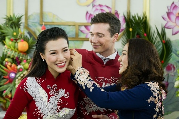 Lễ rước dâu của Hoàng Oanh và chồng Tây: Chú rể mặc áo dài đón dâu, cô dâu cực rạng rỡ dù trước đó 1 ngày vẫn nhập viện vì sốt li bì - 4 Lễ rước dâu của Hoàng Oanh và chồng Tây: Chú rể mặc áo dài đón dâu, cô dâu cực rạng rỡ dù trước đó 1 ngày vẫn nhập viện vì sốt li bì - 4
