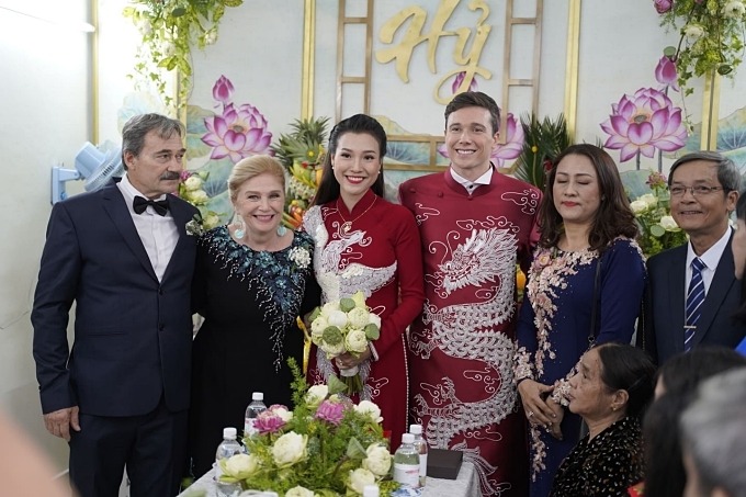 Lễ rước dâu của Hoàng Oanh và chồng Tây: Chú rể mặc áo dài đón dâu, cô dâu cực rạng rỡ dù trước đó 1 ngày vẫn nhập viện vì sốt li bì - 6 Lễ rước dâu của Hoàng Oanh và chồng Tây: Chú rể mặc áo dài đón dâu, cô dâu cực rạng rỡ dù trước đó 1 ngày vẫn nhập viện vì sốt li bì - 6