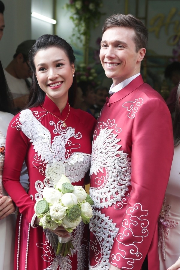 Lễ rước dâu của Hoàng Oanh và chồng Tây: Chú rể mặc áo dài đón dâu, cô dâu cực rạng rỡ dù trước đó 1 ngày vẫn nhập viện vì sốt li bì - 7 Lễ rước dâu của Hoàng Oanh và chồng Tây: Chú rể mặc áo dài đón dâu, cô dâu cực rạng rỡ dù trước đó 1 ngày vẫn nhập viện vì sốt li bì - 7