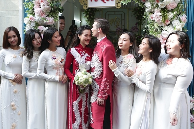 Lễ rước dâu của Hoàng Oanh và chồng Tây: Chú rể mặc áo dài đón dâu, cô dâu cực rạng rỡ dù trước đó 1 ngày vẫn nhập viện vì sốt li bì - 13 Lễ rước dâu của Hoàng Oanh và chồng Tây: Chú rể mặc áo dài đón dâu, cô dâu cực rạng rỡ dù trước đó 1 ngày vẫn nhập viện vì sốt li bì - 13