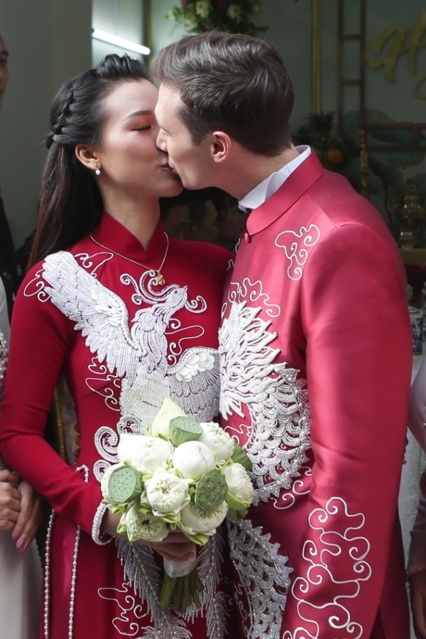 Lễ rước dâu của Hoàng Oanh và chồng Tây: Chú rể mặc áo dài đón dâu, cô dâu cực rạng rỡ dù trước đó 1 ngày vẫn nhập viện vì sốt li bì - 8 Lễ rước dâu của Hoàng Oanh và chồng Tây: Chú rể mặc áo dài đón dâu, cô dâu cực rạng rỡ dù trước đó 1 ngày vẫn nhập viện vì sốt li bì - 8