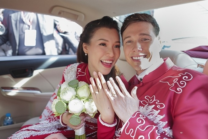 Lễ rước dâu của Hoàng Oanh và chồng Tây: Chú rể mặc áo dài đón dâu, cô dâu cực rạng rỡ dù trước đó 1 ngày vẫn nhập viện vì sốt li bì - 11 Lễ rước dâu của Hoàng Oanh và chồng Tây: Chú rể mặc áo dài đón dâu, cô dâu cực rạng rỡ dù trước đó 1 ngày vẫn nhập viện vì sốt li bì - 11