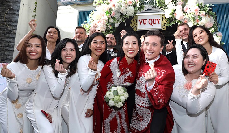Lễ rước dâu của Hoàng Oanh và chồng Tây: Chú rể mặc áo dài đón dâu, cô dâu cực rạng rỡ dù trước đó 1 ngày vẫn nhập viện vì sốt li bì - 14 Lễ rước dâu của Hoàng Oanh và chồng Tây: Chú rể mặc áo dài đón dâu, cô dâu cực rạng rỡ dù trước đó 1 ngày vẫn nhập viện vì sốt li bì - 14