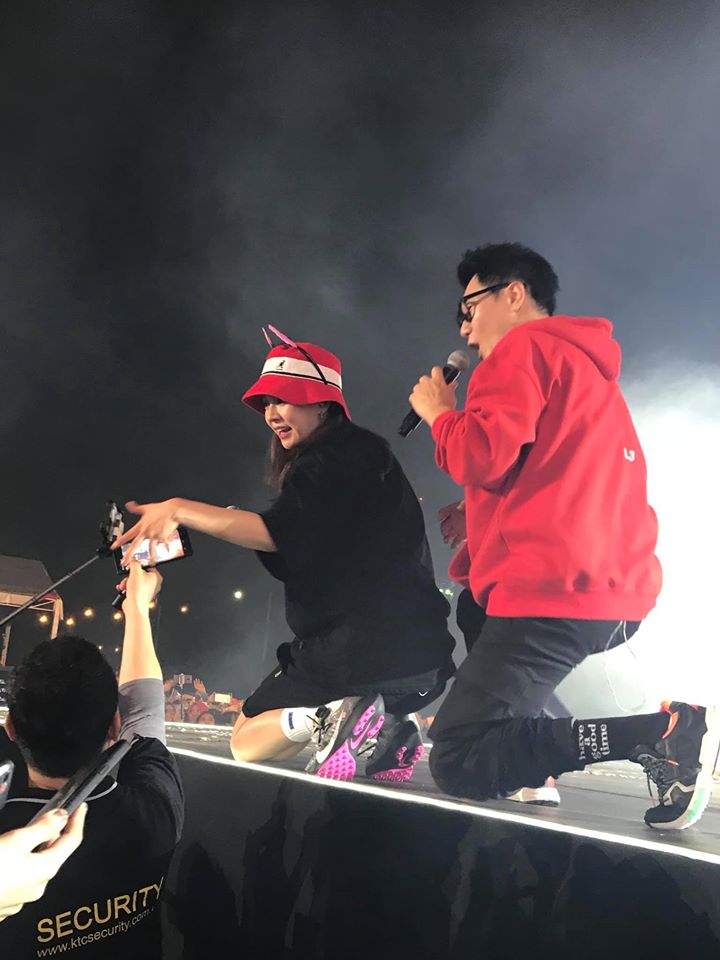 Loạt 'fan cứng' khoe thành quả sau một đêm 'đu đưa' tại fanmeeting Running Man - 6 Loạt 'fan cứng' khoe thành quả sau một đêm 'đu đưa' tại fanmeeting Running Man - 6