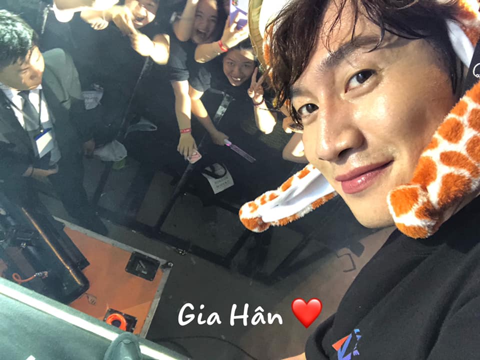 Loạt 'fan cứng' khoe thành quả sau một đêm 'đu đưa' tại fanmeeting Running Man - 9 Loạt 'fan cứng' khoe thành quả sau một đêm 'đu đưa' tại fanmeeting Running Man - 9