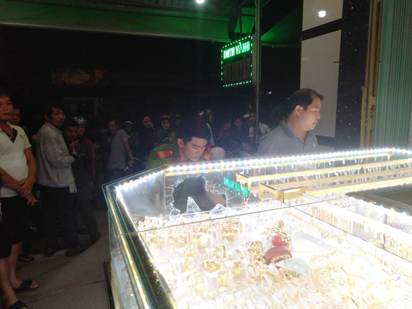 Vụ cướp manh động lúc U22 Việt Nam đang đá qua lời kể của chủ tiệm vàng Vụ cướp manh động lúc U22 Việt Nam đang đá qua lời kể của chủ tiệm vàng