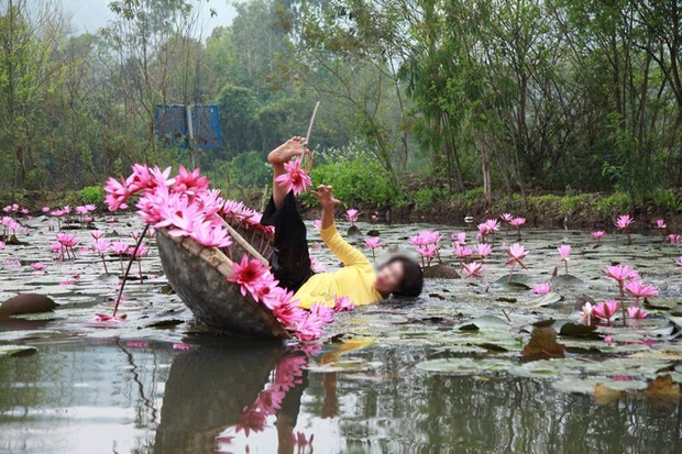 Khoảnh khắc người phụ nữ mặc áo dài té lộn cổ xuống đầm hoa súng không khác gì múa ba lê gây bão mạng vì trông vừa thương vừa...buồn cười Khoảnh khắc người phụ nữ mặc áo dài té lộn cổ xuống đầm hoa súng không khác gì múa ba lê gây bão mạng vì trông vừa thương vừa...buồn cười