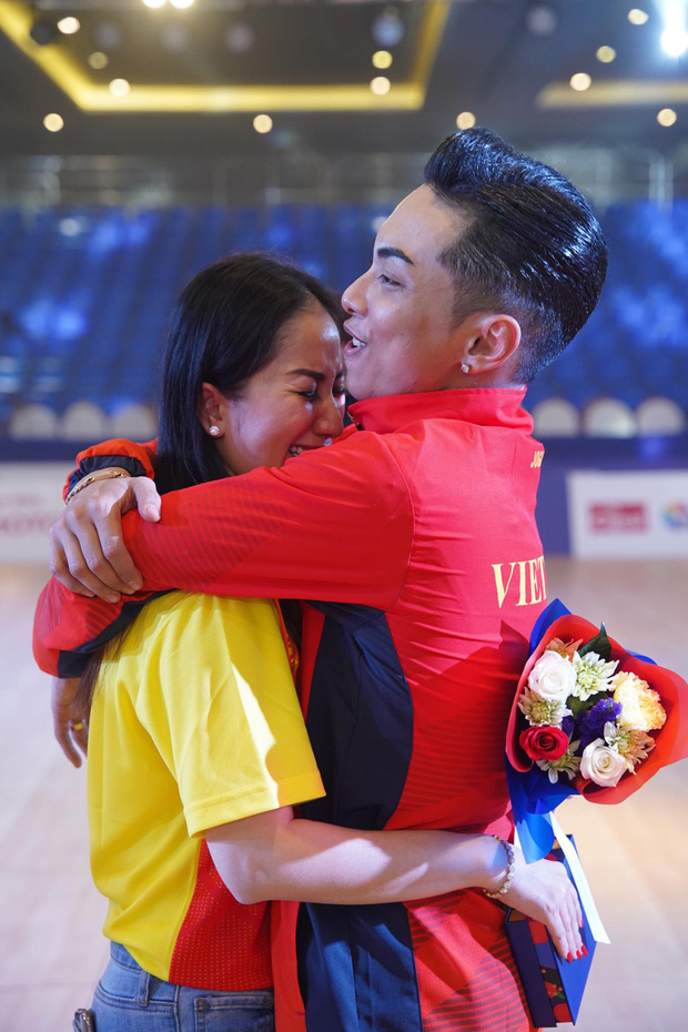 Khánh Thi ôm chầm lấy Phan Hiển khóc nức nở khi ông xã giành được HCV SEA Games sau 14 năm vắng bóng trên đấu trường quốc tế - 2 Khánh Thi ôm chầm lấy Phan Hiển khóc nức nở khi ông xã giành được HCV SEA Games sau 14 năm vắng bóng trên đấu trường quốc tế - 2