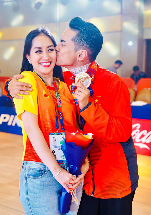 Khánh Thi ôm chầm lấy Phan Hiển khóc nức nở khi ông xã giành được HCV SEA Games sau 14 năm vắng bóng trên đấu trường quốc tế - 5 Khánh Thi ôm chầm lấy Phan Hiển khóc nức nở khi ông xã giành được HCV SEA Games sau 14 năm vắng bóng trên đấu trường quốc tế - 5
