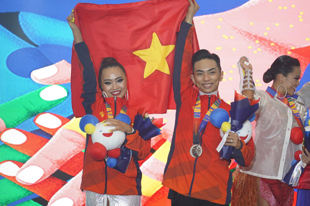 Khánh Thi ôm chầm lấy Phan Hiển khóc nức nở khi ông xã giành được HCV SEA Games sau 14 năm vắng bóng trên đấu trường quốc tế Khánh Thi ôm chầm lấy Phan Hiển khóc nức nở khi ông xã giành được HCV SEA Games sau 14 năm vắng bóng trên đấu trường quốc tế