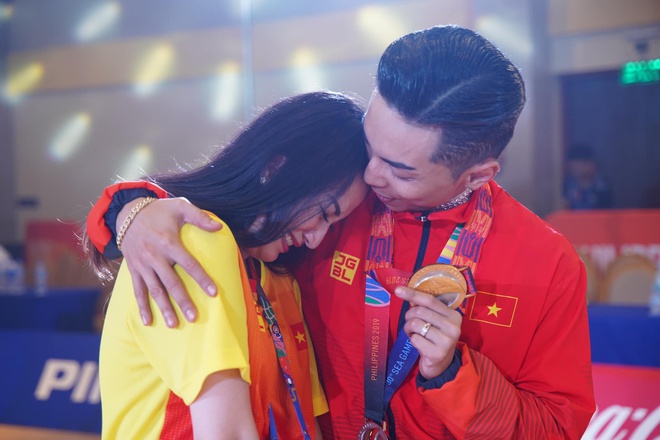 Khánh Thi ôm chầm lấy Phan Hiển khóc nức nở khi ông xã giành được HCV SEA Games sau 14 năm vắng bóng trên đấu trường quốc tế - 3 Khánh Thi ôm chầm lấy Phan Hiển khóc nức nở khi ông xã giành được HCV SEA Games sau 14 năm vắng bóng trên đấu trường quốc tế - 3