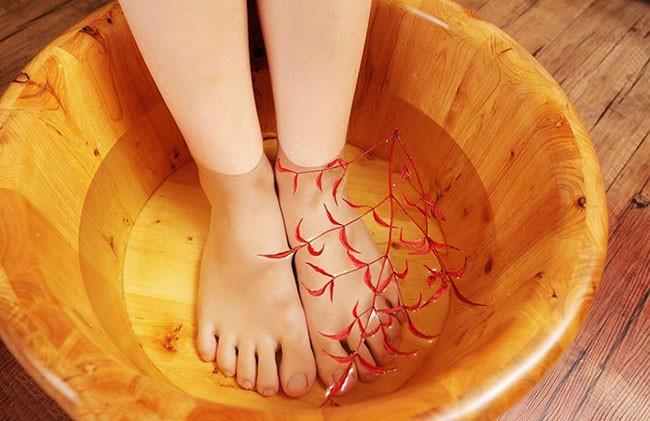 Ngâm chân vào mùa đông rất tốt nhưng 7 nhóm đối tượng sau phải tuyệt đối tránh - 1 Ngâm chân vào mùa đông rất tốt nhưng 7 nhóm đối tượng sau phải tuyệt đối tránh - 1