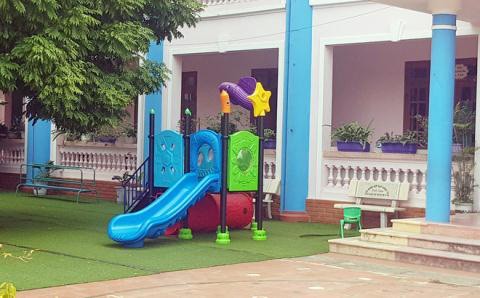 Phụ huynh lo lắng sau vụ việc trẻ 3 tuổi tử vong khi chơi cầu trượt ở trường Phụ huynh lo lắng sau vụ việc trẻ 3 tuổi tử vong khi chơi cầu trượt ở trường