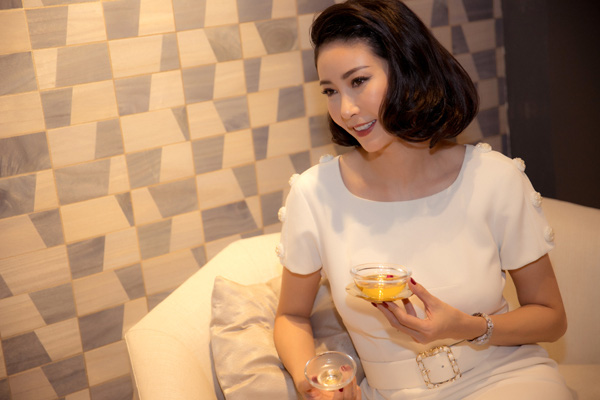 27 năm sau đăng quang Hoa hậu Việt Nam, Hà Kiều Anh xuất hiện gây bất ngờ với nhan sắc không tuổi - 6 27 năm sau đăng quang Hoa hậu Việt Nam, Hà Kiều Anh xuất hiện gây bất ngờ với nhan sắc không tuổi - 6