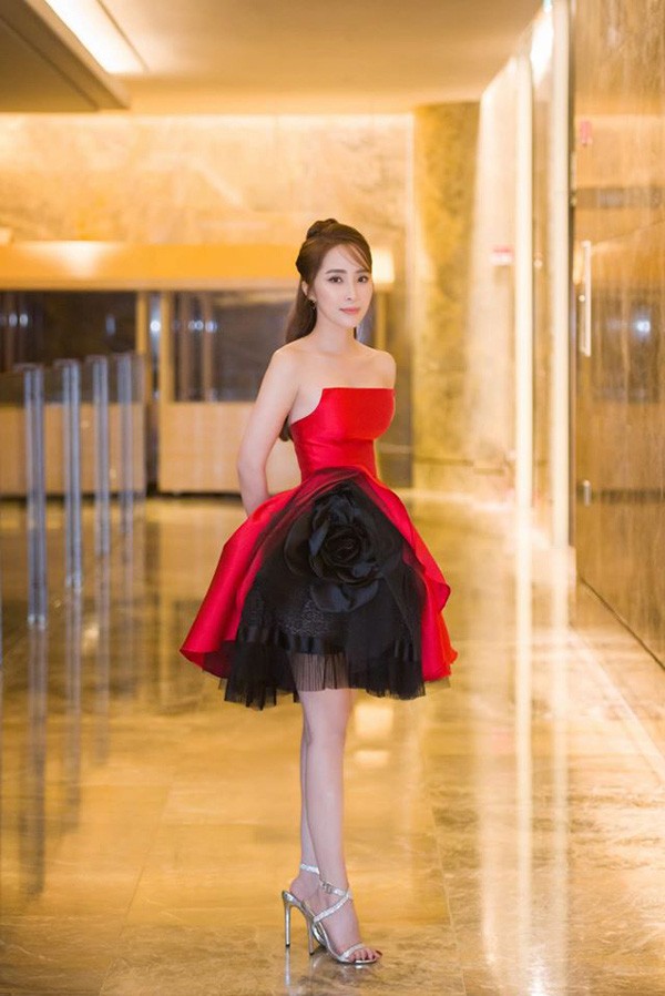 Trước khi thừa nhận nâng ngực, 'cá sấu chúa' Quỳnh Nga gợi cảm và rực rỡ như thế này - 4 Trước khi thừa nhận nâng ngực, 'cá sấu chúa' Quỳnh Nga gợi cảm và rực rỡ như thế này - 4