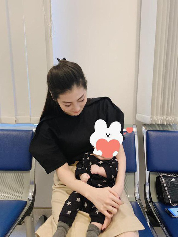 Hiếm khi đăng ảnh lộ mặt con trai, Á hậu Tú Anh tiếp tục khiến dân tình trầm trồ khi khoe góc nghiêng cực đáng yêu của cậu quý tử - 2 Hiếm khi đăng ảnh lộ mặt con trai, Á hậu Tú Anh tiếp tục khiến dân tình trầm trồ khi khoe góc nghiêng cực đáng yêu của cậu quý tử - 2