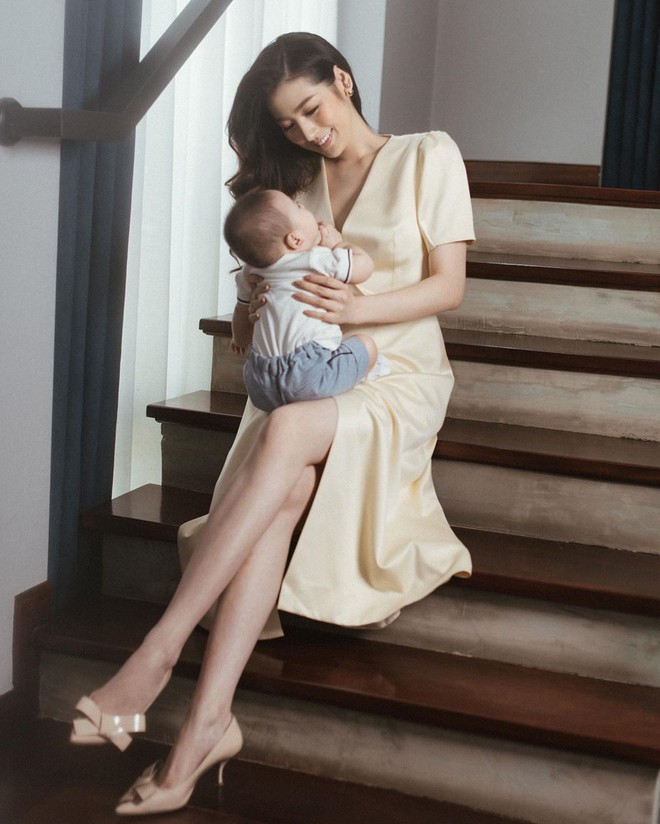 Hiếm khi đăng ảnh lộ mặt con trai, Á hậu Tú Anh tiếp tục khiến dân tình trầm trồ khi khoe góc nghiêng cực đáng yêu của cậu quý tử - 4 Hiếm khi đăng ảnh lộ mặt con trai, Á hậu Tú Anh tiếp tục khiến dân tình trầm trồ khi khoe góc nghiêng cực đáng yêu của cậu quý tử - 4