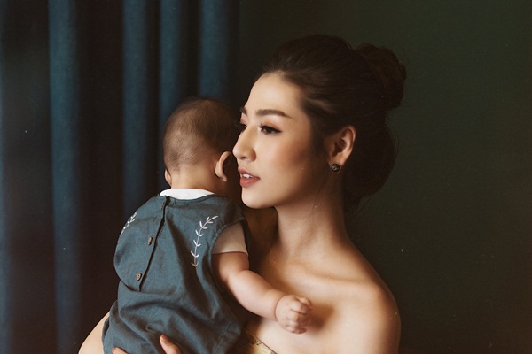 Hiếm khi đăng ảnh lộ mặt con trai, Á hậu Tú Anh tiếp tục khiến dân tình trầm trồ khi khoe góc nghiêng cực đáng yêu của cậu quý tử - 6 Hiếm khi đăng ảnh lộ mặt con trai, Á hậu Tú Anh tiếp tục khiến dân tình trầm trồ khi khoe góc nghiêng cực đáng yêu của cậu quý tử - 6