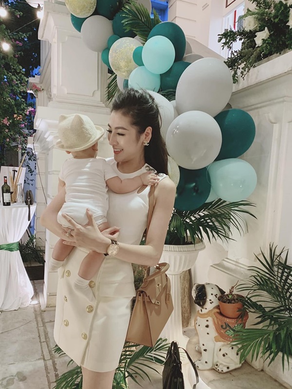Hiếm khi đăng ảnh lộ mặt con trai, Á hậu Tú Anh tiếp tục khiến dân tình trầm trồ khi khoe góc nghiêng cực đáng yêu của cậu quý tử - 7 Hiếm khi đăng ảnh lộ mặt con trai, Á hậu Tú Anh tiếp tục khiến dân tình trầm trồ khi khoe góc nghiêng cực đáng yêu của cậu quý tử - 7