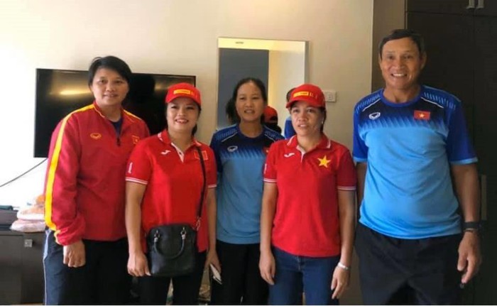 Gặp gỡ cổ động viên Việt Nam với câu hát thần chú 'bay lên trời là em bay ra ngoài' - 1 Gặp gỡ cổ động viên Việt Nam với câu hát thần chú 'bay lên trời là em bay ra ngoài' - 1