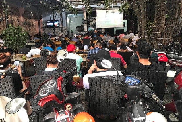 Bố cầu thủ Tiến Linh: 'Tôi thót tim, lo lắng khi thấy con trai đá penalty' Bố cầu thủ Tiến Linh: 'Tôi thót tim, lo lắng khi thấy con trai đá penalty'