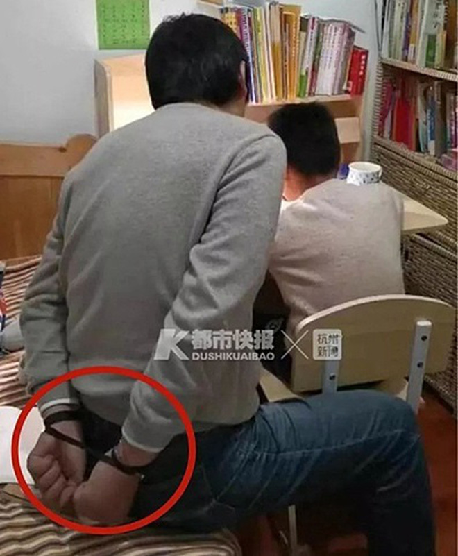Ông bố tự trói tay mình để dạy con học bài, hỏi ra mới biết là nỗi khổ không của riêng ai Ông bố tự trói tay mình để dạy con học bài, hỏi ra mới biết là nỗi khổ không của riêng ai